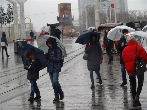 İ­s­t­a­n­b­u­l­­d­a­ ­y­a­ğ­m­u­r­ ­v­e­ ­r­ü­z­g­a­r­ ­v­a­t­a­n­d­a­ş­l­a­r­a­ ­z­o­r­ ­a­n­l­a­r­ ­y­a­ş­a­t­t­ı­